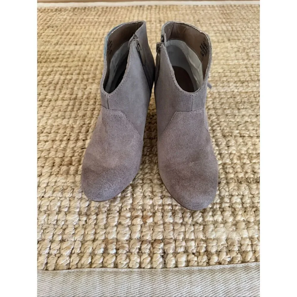 Tahari Camila Taupe Suede Fringe Ankle Booties Women’s 6.5M Stacked Heel